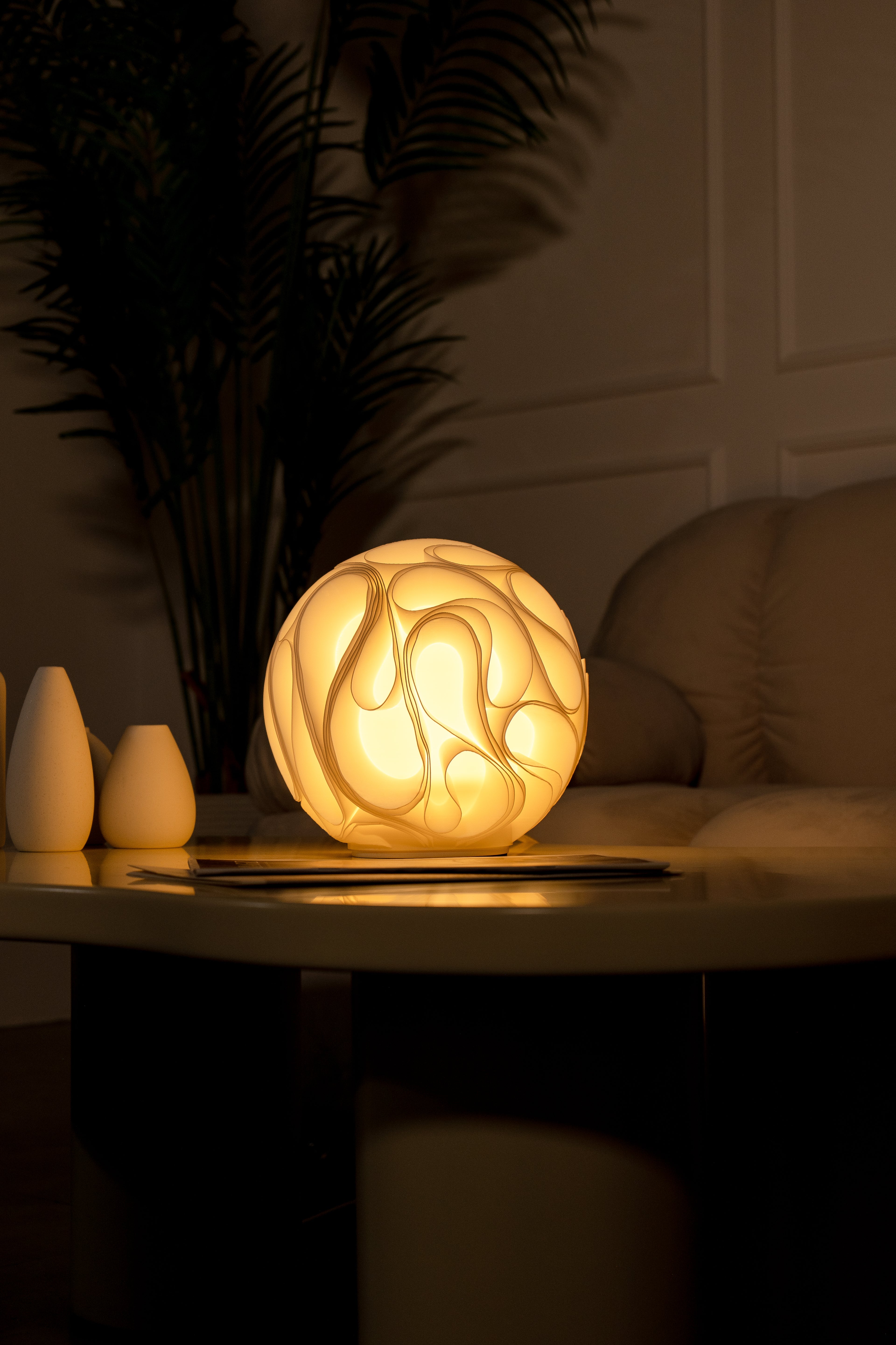 O1 Gravity Sculpted Lamp